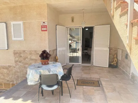BAJO CON TERRAZA, COCHERA CERRADA Y PISCINA