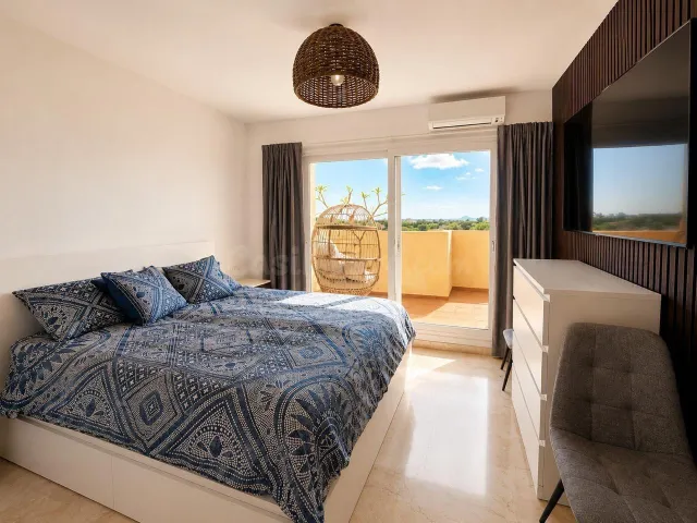 Ático Reformado en Selwo, Estepona – Oportunidad Única - foto 3