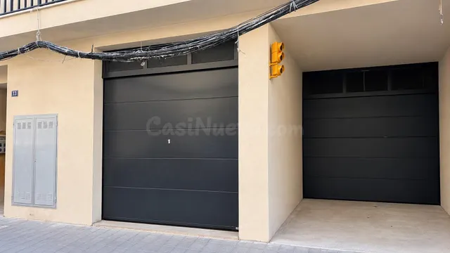 AMPLIO GARAJE PRIVADO CON DOBLE ENTRADA