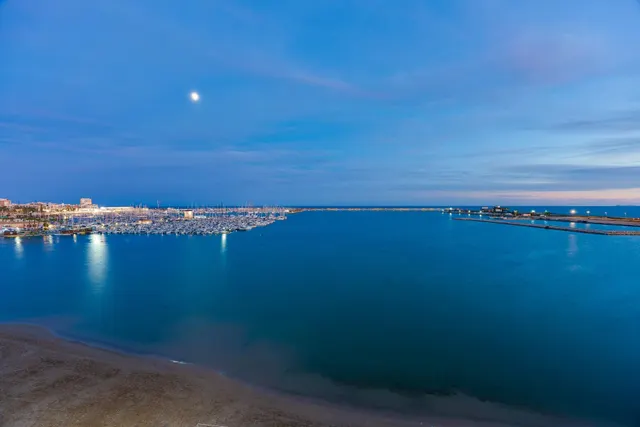 Exclusivo apartamento en primera línea con vistas panorámicas al mar — 18