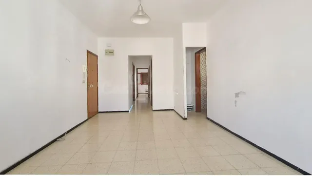 ¡Oportunidad en Schamann! Piso con gran potencial para refor - foto 3
