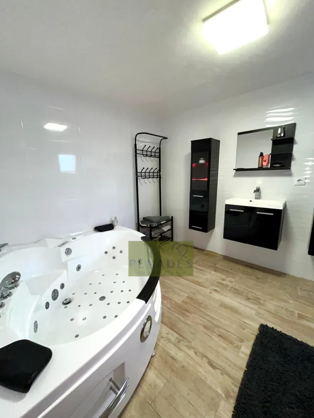 Espectacular chalet a la venta con impresionante jardín interior — 21