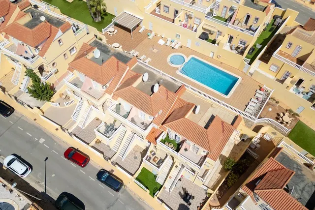 Encantadora vivienda reformada con terrazas, patio privado y piscina comunitaria — 22