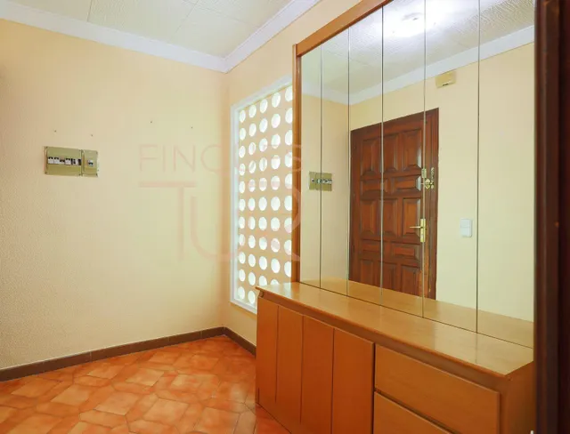 VENTA de AMPLIO en BREDA:  4 DORMITORIOS, MUY LUMINOSO y JUNTO al CENTRO DE BREDA — 28