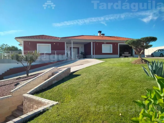 CHALET  INDEPENDIENTE EN URBANIZACION DE VILLAMAYOR — 26