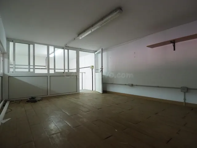 Se vende salón con oficina. - foto 4