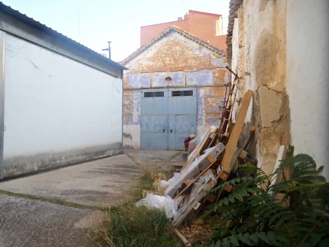 Se vende casa con acceso a dos calles para edificar en pleno