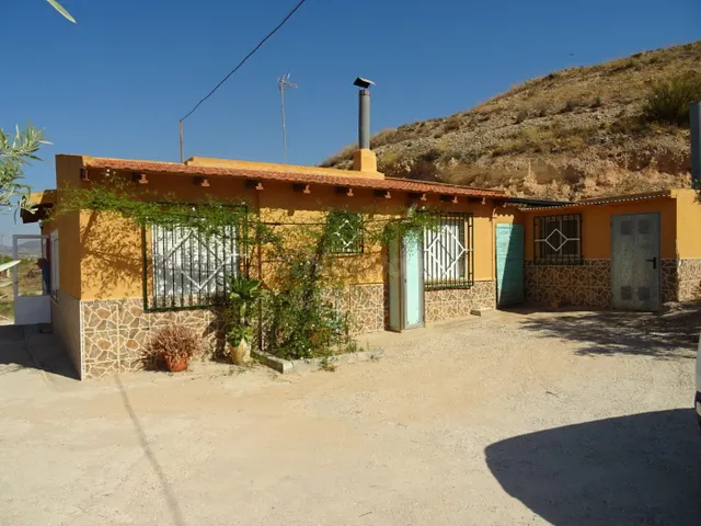 SE VENDE CASA DE CAMPO CON FINCA PLANTADA EN PRODUCCIÓN CERC