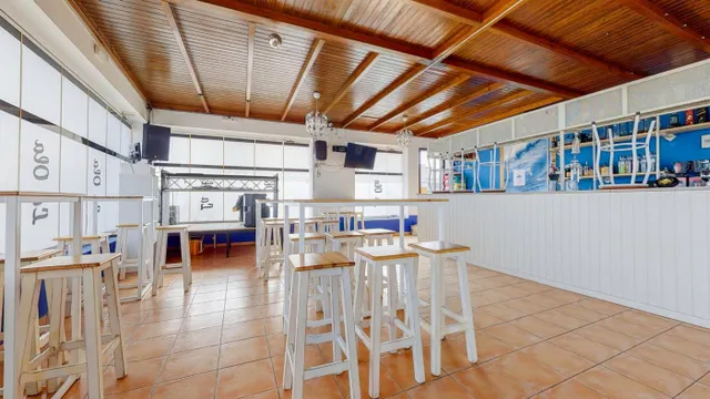 GRAN RESTAURANTE CON ESPACIOSA TERRAZA — 27