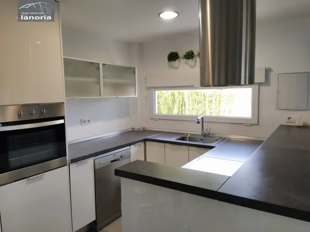 Grupo la Noria Vende Chalet Urbano de 370m2 a pocos km de Albacete. — 48