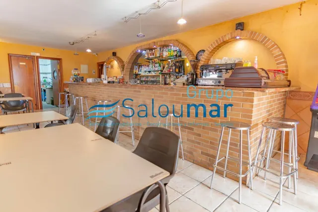 BAR DELANTE DE LA TORRE VELLA DE SALOU — 4