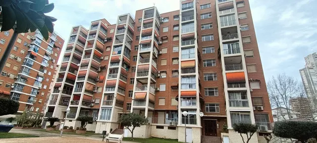 Piso de 3 dormitorios con piscina y garaje en urbanización cerca de la playa — 3