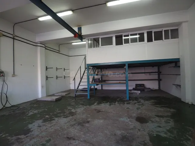 Se vende salón con oficina. - foto 3