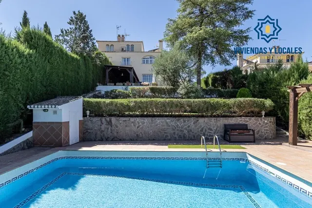 CASA PAREADA EN LA ZUBIA CON PISCINA, ZONA DE BARBACOA Y JARDÍN — 4