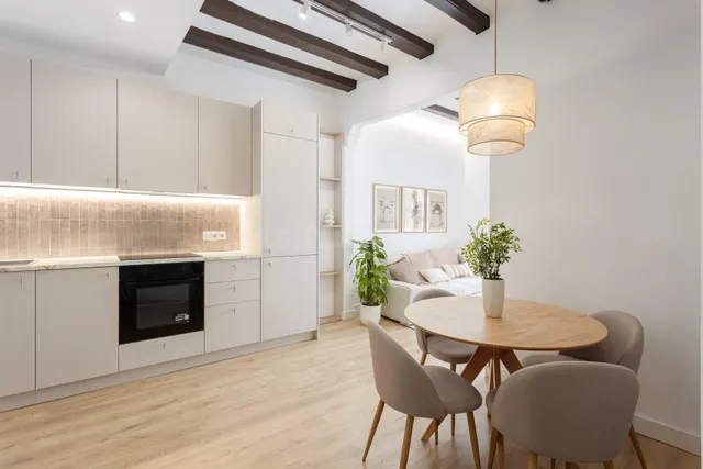 Piso reformado con 2 dormitorios y mobiliario a estrenar en el Raval, Barcelona — 3