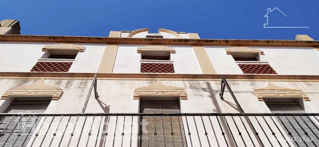 AMPLIA CASA CON MUCHA POSIBILIDAD Y TERRAZA — 27