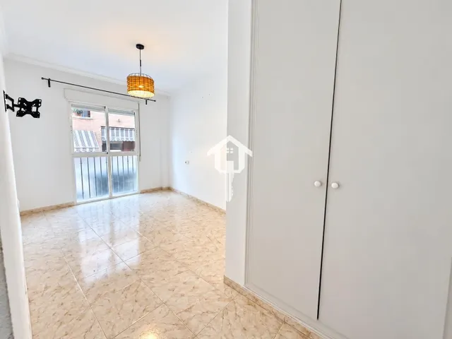 PISO EN VENTA EN ALICANTE. ZONA DE LA FLORIDA. 79m2, 2 habitaciones, 1 BAÑO, AMPLIO PATIO, PRIMERA PLANTA CON ASCENSOR. — 21