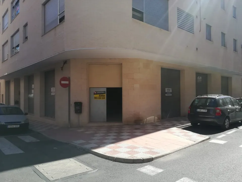 Se alquila local comercial 500 m2