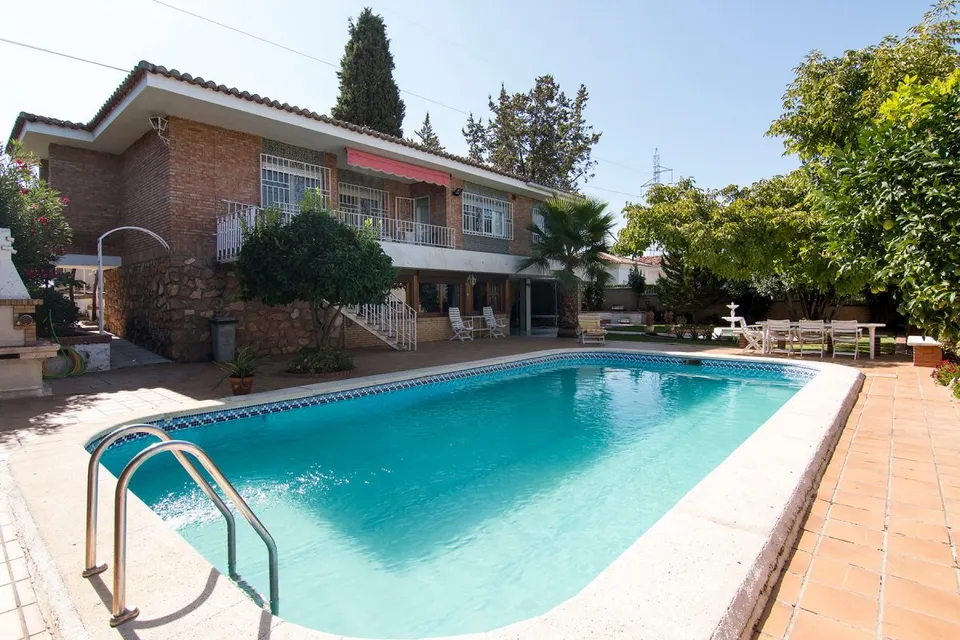 MAGNIFICO CHALET CON PISCINA EN COLINAS BERMEJAS