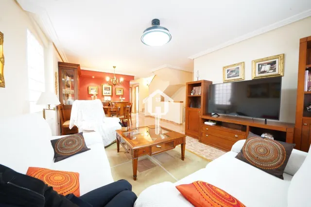 Chalet adosado con buhardilla en ciudad jardín de Alicante: garaje para 4 vehículos, terraza de 30m2 y piscina — 11