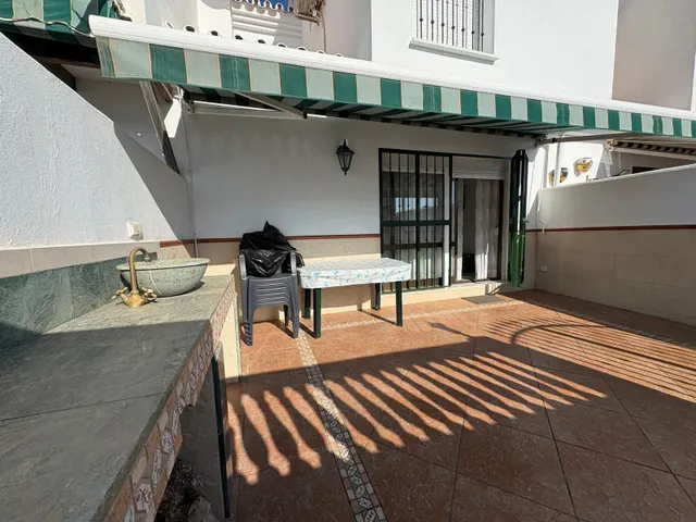 Casa adosada con dos patios privados y piscina comunitaria en Caleta de Vélez — 27