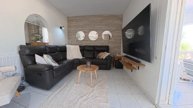 Chalet independiente de 4 habitaciones con piscina divida en dos plantas individuales — 11