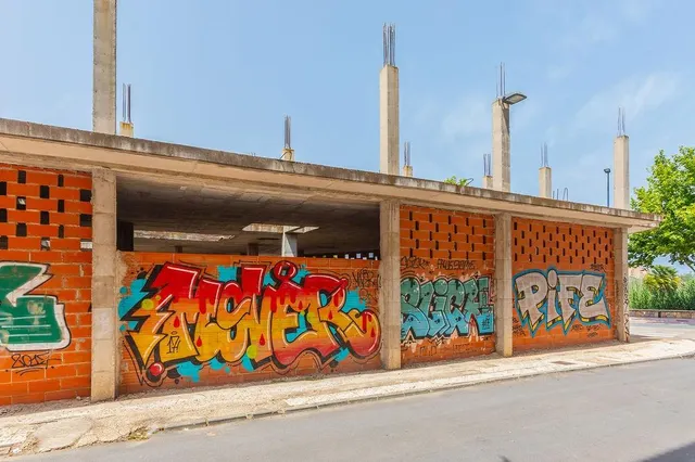 Edificio en obra parada en Llandells (Peñíscola) con proyecto para 39 viviendas y locales — 5