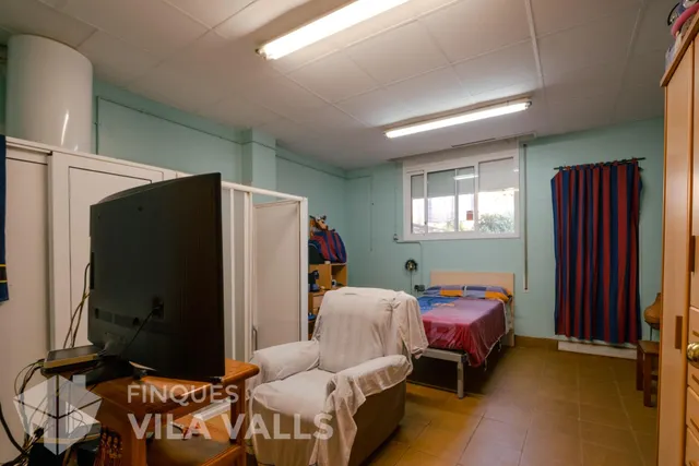 Casa adosada de tres plantas con jardín, terrazas y espacio tipo loft en garaje — 35