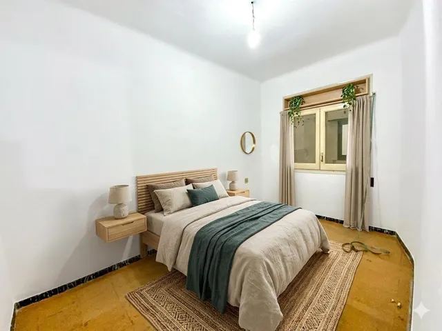Primera línea de mar en el centro de El Masnou · Piso de época con techos altos y mosaico hidráulico · 3 hab. — 9