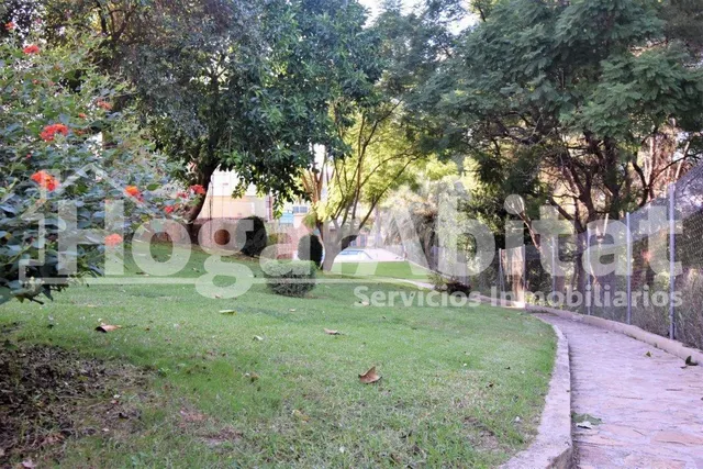 PRECIOSO ADOSADO EN URBANIZACIÓN CON PISCINA, GARAJE Y TERRA - foto 3