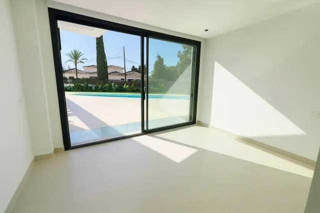 ÚLTIMA VILLA DISPONIBLE. Piscina privada junto al mar en El Chaparral — 35