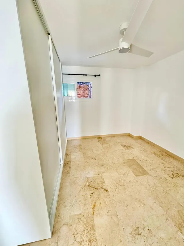 Fantástico apartamento en alquiler de larga duración en primera línea de playa en Puerto Adriano. — 16