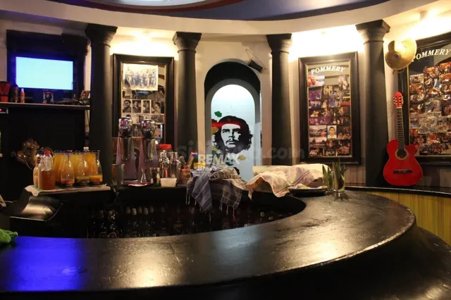 Empuriabrava | Traspaso de emblemático Cocktail Bar con 21 a - foto 5