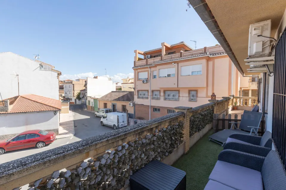 Casa en Armilla con terraza, patio y amplia cochera