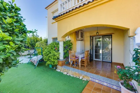 GRAN BUNGALOW PLANTA BAJA EN TORREVIEJA: 4 HAB, 1 BAÑO