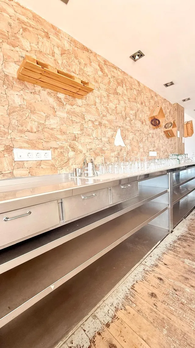 ¡Oportunidad Única en Cubelles! Local Comercial Reformado con Terraza y Vistas al Mar — 12
