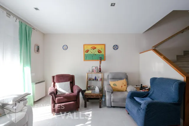 Casa adosada de tres plantas con jardín, terrazas y espacio tipo loft en garaje — 9