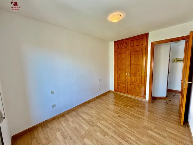Piso exterior para entrar a vivir en 2ª planta de edificio sin ascensor. Con 115 m2 construidos, 3 dormitorios, 2 baños y terraza. — 20