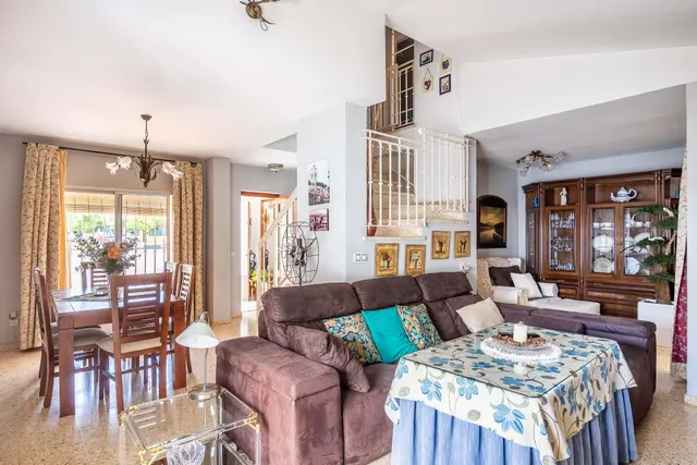 Vive en Simón Verde: Casa pareada con patio, garaje cubierto, piscina y el metro a un paso. — 12