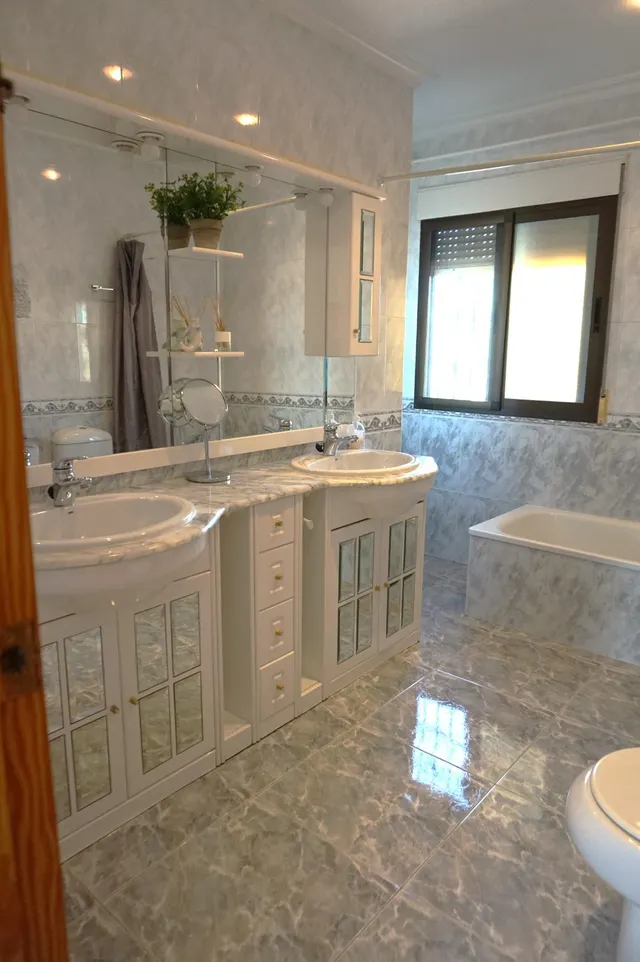 OPORTUNIDAD CHALET URBANO CON PISCINA EN LA GALIA — 30