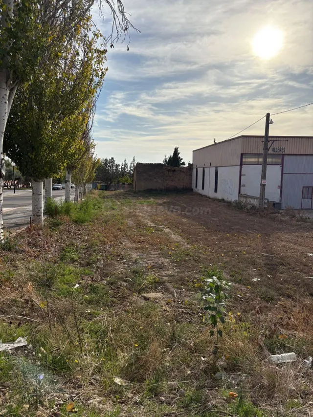 Solar urbano de 900 m2 con edificabilidad total en Castejón  - foto 2