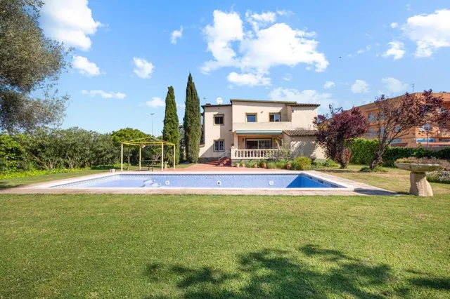 Villa con gran jardín de 1500m2 y piscina de 70m2 a 100m del - foto 2