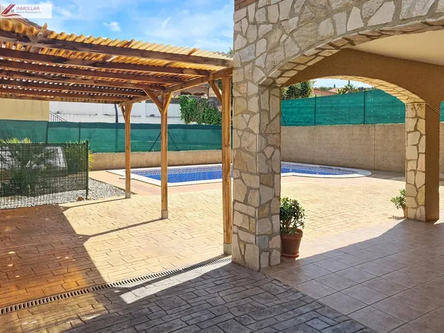En venta Chalet independiente con piscina — 23