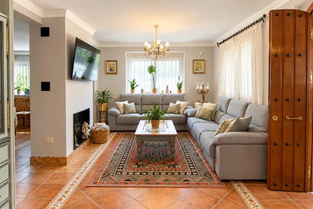 VENDE EN EXCLUSIVA CHALET INDEPENDIENTE EN COÍN — 18
