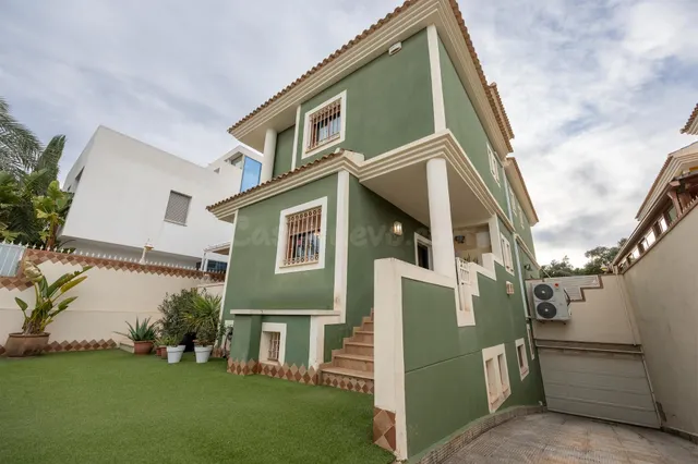 CHALET INDEPENDIENTE EN CAMPO DE GOLF Y A 5 MINUTOS DE LA PL