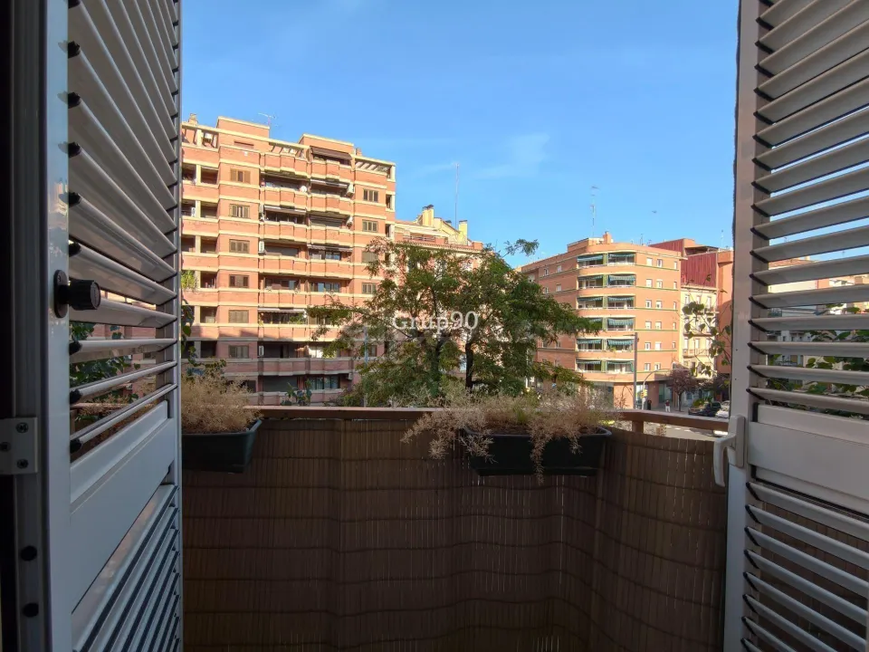 Piso económico con balcón en Plaza del Treball (Lleida)