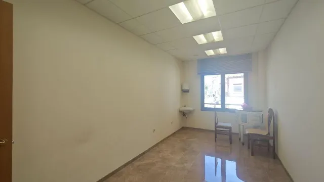 Amplio local comercial con varios despatxos en pleno eje comercial de Manresa — 14