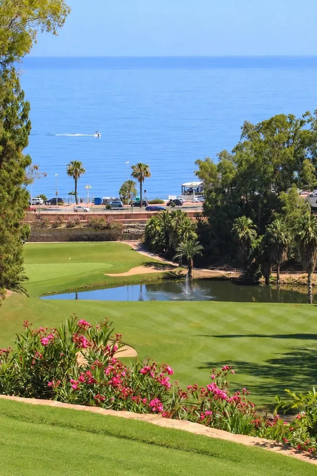 Ático dúplex de dos dormitorios con vistas al mar en Benalmádena, Costa del Sol — 23