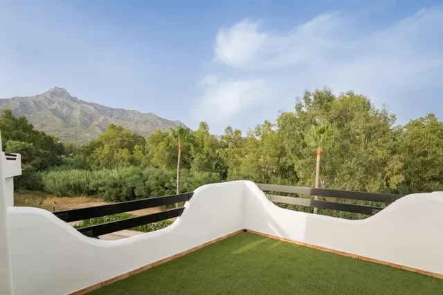 Chalet adosado en la Milla de Oro de Marbella — panorámica de La Concha — 48