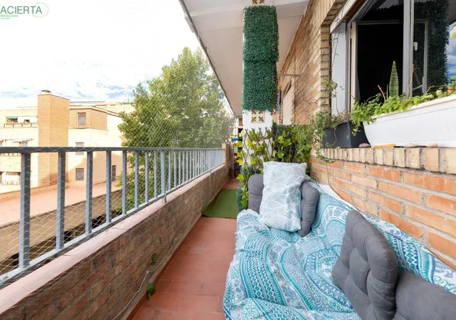 En Venta Piso de 4 dormitorios con ascensor, ideal para reformar a tu gusto. — 2